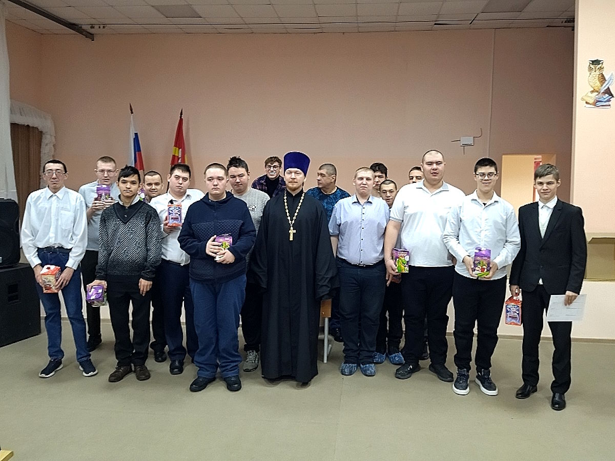 Ребят приехали поблагодарить иерей Александр Загаринский и участник «Молодежки» Михаил Семёнов